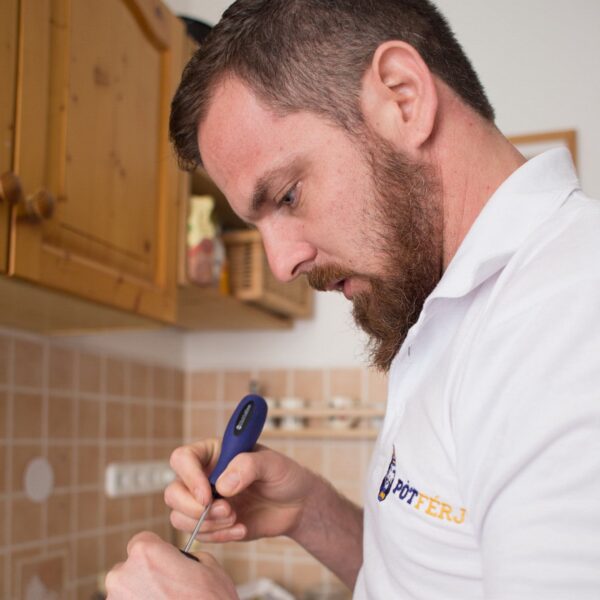 Pótférj szerelés közben